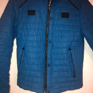 Ny blå jacka. Köpte den fina jackan från Duabi på semestern, säljer den eftersom storleken passar inte mig längre. 150kr utan frakt. Kan diskuteras om pris vid intresse. 