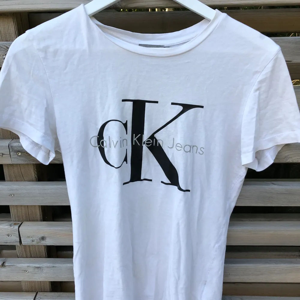 En T-shirt från Calvin Klein. Storlek XS. Köparen står för frakten.. T-shirts.