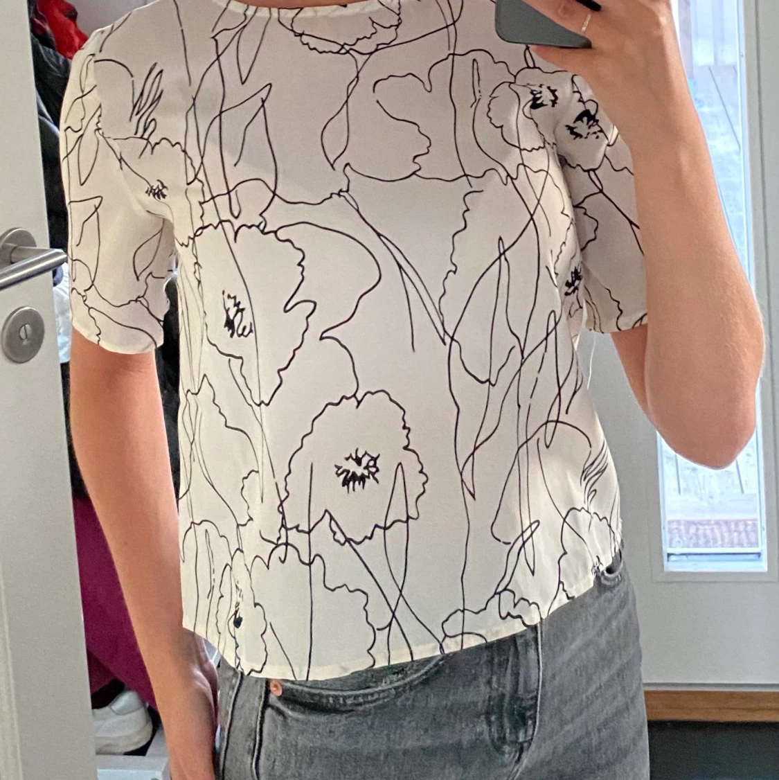 Blommig vit svart blus ifrån NAKD 32 - 90