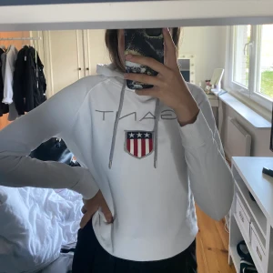 Gant hoddie - Gant hoddie från design only - storlek XS och är i bra skick då den inte används så mycket