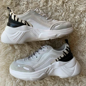  - Chunky sneakers från PULL&BEAR, Inprincip oanvända (2-3 gånger) Köpt för 500kr - Säljs för 200kr  