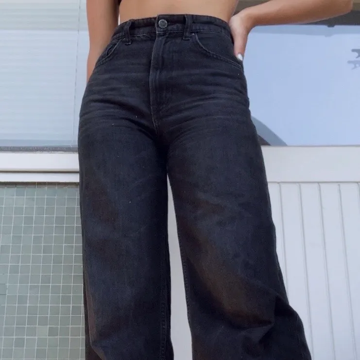 Svarta vida jeans från H&M som tyvärr blivit för korta (jag är 170). Frakten är inräknad i priset!. Jeans & Byxor.