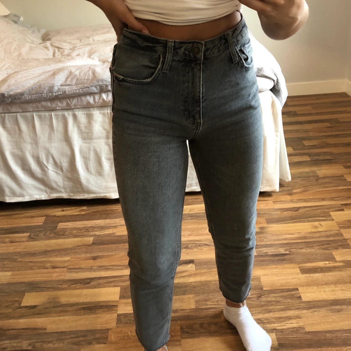 Gråa jeans