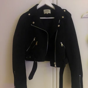Svart Mocca jacka - Använd 1 gång pga att det inte var min stil✨Det är storlek L men eftersom det tydligen är fransk storlek är den inte exakt som L💕skulle säga det är one size eftersom den passar alla som har xs-L har själv xs/s i jackor och är liten av mig✨