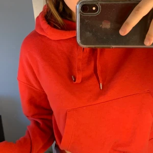 Hoodie - säljer denna fina röda hoodie från h&m i storlek Xs som är croppad men perfekt längd, kontakta mig för mer information 