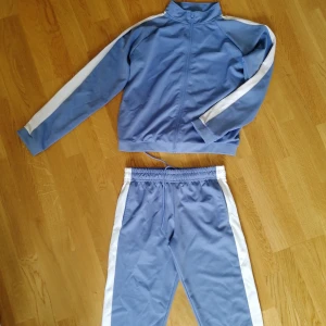 Tracksuit set - Kan köpas separat eller tillsammans som set. 50kr/st eller 90kr för båda. Överdelen strl: L. Underdel strl: S. Frakt tillkommer