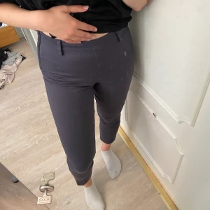 Blå kostymbyxor - Väldigt fina kostymbyxor med fin passform. Skulle passa en S. Fint skick!! Vi kan diskutera hur vi gör med frakten annars kan den hämtas i Sundsvall 📍 🧚🏼