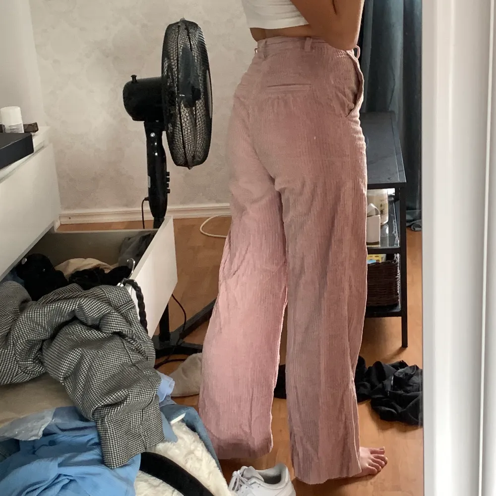 Säljer tyvärr mina favorit byxor för dom inte kommer till användning längre. Rosa kostymbyxor i Manchester från hm. Storlek 34, passar även mig som är en 36a. 150 + frakt . Jeans & Byxor.