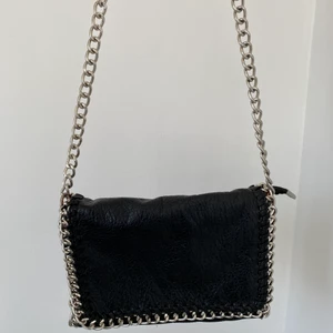 Svart väska  - Svart väska i använt men bra skick. 