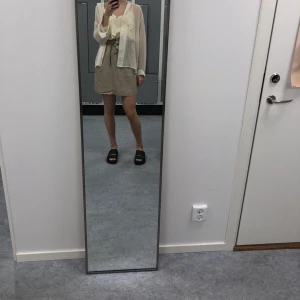 Beige kjol stl 36 - Kjol med knyt och fickor i 100% lyocell. Fint använt skick. Köparen står för eventuell fraktkostnad. Swish is queen🌾