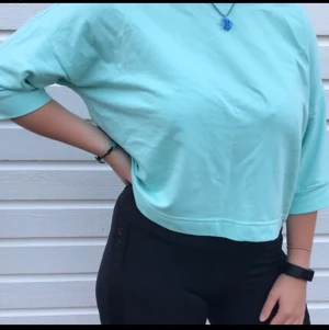 Sport tröja - Plagget är tjockare i materialet men är tunnare runt om magen. Tröjan är stor och luftig. Jag har knappt använt tröjan. 