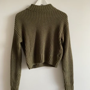 Militärgrön stickad polotröja - Denna stickade militärgröna polotröjan är en favorit hos mig! Tröjan är i mycket gott skick men är tyvärr för liten för mig. Beslutar mig därför för att sälja den. 