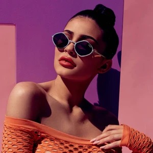 Quay Australia solglasögon - Säljer mina supercoola solglasögon PERFEKTA nu till sommaren från Quay Australias kollektion med Kylie Jenner. Glasögonen skickas med i ett hårt glasögonfodral så att de ej skadas under frakten. Använda men i fint skick. (Frakt inkluderat i priset) 