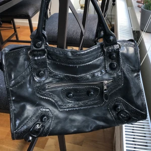 Balenciaga väska - Balenciaga väska hittat second hand. Gissar på att den inte är äkta men jag har en äkta och dem är väldigt lika. Just därför känner jag inte behovet av två. Lättast är att mötas upp annars står köparen för frakten ❣️den är MELLAN storlek!!!
