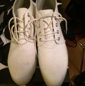  - Vita Vagabond skor.
Storlek 37 i tyg med gummisula.
Frakt tillkommer.
