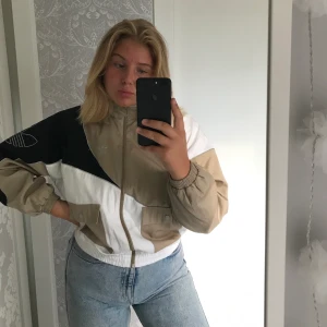 Adidas colorblock jacket - Nypris runt 800kr, sparsamt använd kanske 3ggr så är i nyskick!! Köpare står för frakt