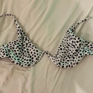 Helt ny bikini - Bikiniformen formad med bygel! Tyvär för stor för mig