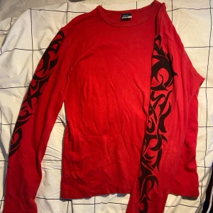 Ascool röd långärmad tröja✌🏼❤️ - Skit cool långärmad tröja med mönster på armarna , storlek S!! Bra skick å så❤️