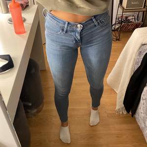 Ett par nästan helt nya Levi’s jeans i en tight modell, dom är avklippta nere för att dom var för långa på mig som är 167 cm lång!