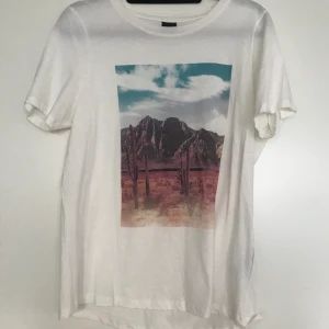 T-Shirt från Gina Tricot - Säljer min t-shirt från Gina Tricot då jag aldrig använder den. Sparsamt använd. Köparen står för frakten 🦋