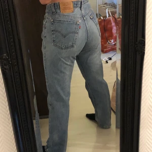 Levis 505  - Sjukt snygga Levis 505, med litet detalj hål på ena benet, storlek 34W 30L. Säljer då de inte kommer till användning längre. Frakten ligger på 63kr💗💗
