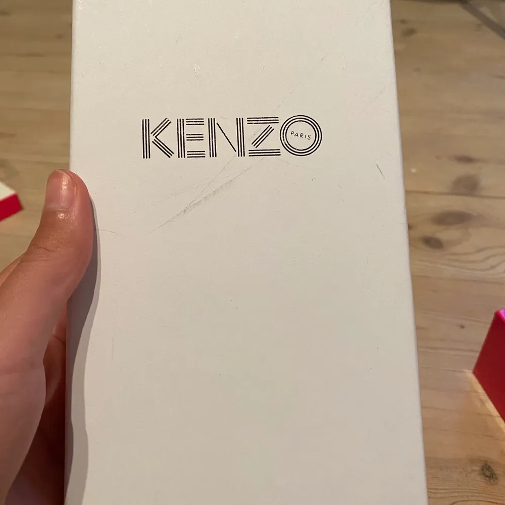 Säljer detta kenzo skal då jag bytt mobil. Det är sönder längst ner därav det billiga priset men funkar precis som vanligt. Frakt på 11kr tillkommer💗. Övrigt.