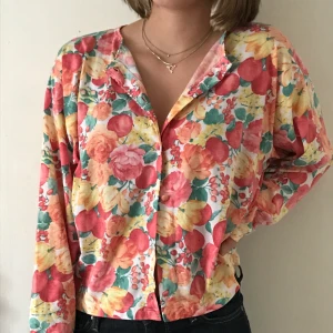 Blommig kofta - En blommig kofta hela vägen från 90talet.