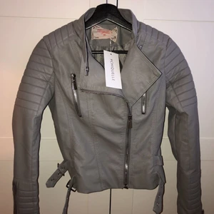 Chiquelle Motojacket  - Chiquelle jacka i storlek S köpt på Chiquelle i Stockholm. Pris kan sänkas vid snabb affär. Möts upp i Helsingborg annars står kund för frakt🖤