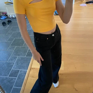 Organe topp - Orange topp från ginatricot. Så himla fin men tyvärr är det inte min stil. Aldrig använd nypris är 159 mitt är 60 kr + frakt 💘