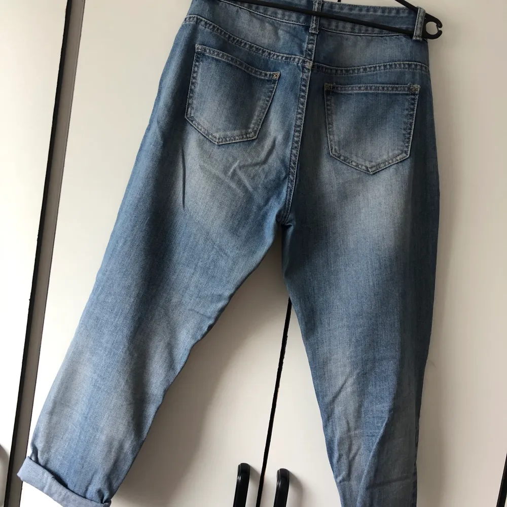 Jeans med hål på knä och lår. Storlek 38. Köparen står för frakt. 👖. Jeans & Byxor.