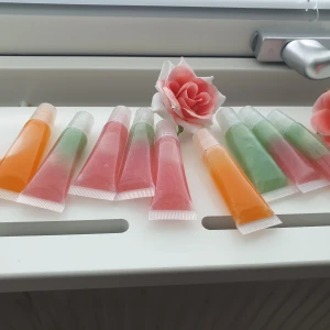 Lipgloss  - Hemgjorda Lipgloss, inhållar coconut oil och  almond oil, och ha cotton candy och coconut för smak. 10kr/st