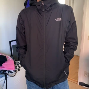 Svart North face jacka - Svart north face jacka i superbra skick endast använd några gånger, originalpris 999kr