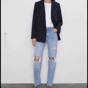Jeans med hål - Populära slutsålda jeans från zara med slitningar, stl 36, startbud 300 alltså får man buda då de är populära!