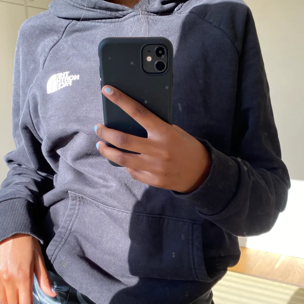 Snygg hoodie från The North Face i storlek s från herravdelningen, därav PERFEKT oversized!!💜 frakt tillkommer. Tröjor & Koftor.