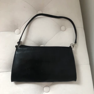 Vintage axelväska  - Axelväska vintage! Super snygg men används inte