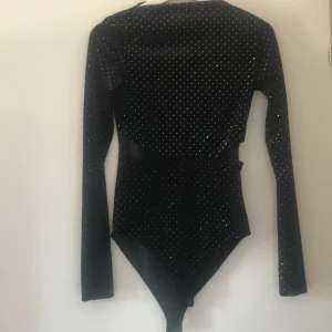 ZARA BODY S - En gång använt! Glitter body från Zara i storlek S.  Porto 39-49kr.
