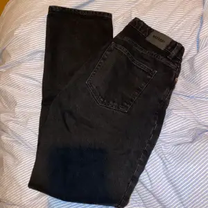 Weekday jeans i modellen voyage, raka ben & hög midja. Strl 27x30 passar en 170 perfekt nypris 500kr använda en gång