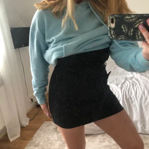 Svart jeanskjol  - Svart jeans kjol med fickor framtill! Så fin från Gina. Priset är exkl frakt 