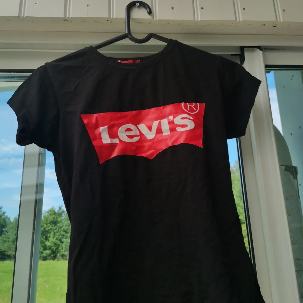 t-shirt från Levi's, storlek S. 💞. T-shirts.