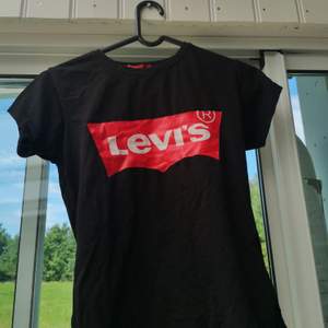 t-shirt från Levi's, storlek S. 💞