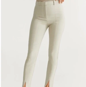 Beiga byxor - Fina beiga byxor från mango. Storlek 38. Aldrig använda.