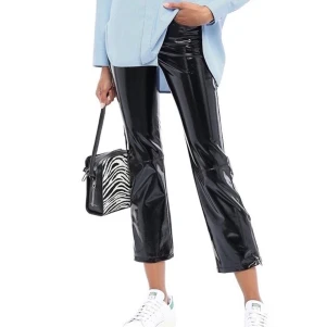 Lackbyxor från Maje - Lackbyxor från Maje inhandlade på NK i Stockholm vintern 2019! Använda fåtal gånger. Storlek 38 men eftersom det är franska storlekar är dom ganska små. Skulle säga att det mer är 34/36! Inhandlade för 2600kr originalpris!