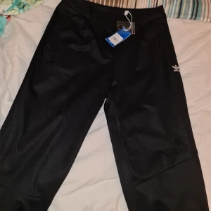 ADIDAS KOSTYMBYXOR DANIELLE CATHARI - Helt nya finbyxor från adidas, strl 38, nypris 999 kr