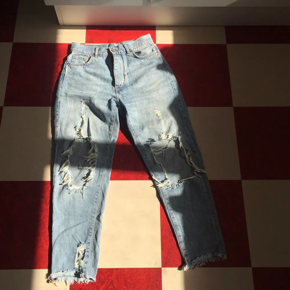 Ett par jätte snygga slitna boyfriend jeans, köpte dessa här på plick men dom kommer tyvär inte till användning 💖. Jeans & Byxor.