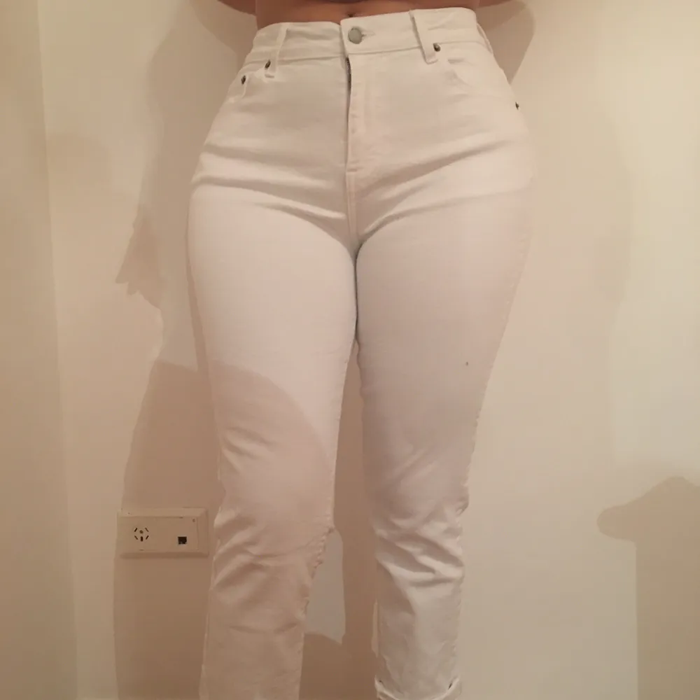 Vita DrDenim jeans, storlek 28/26 (är vanligtvis 38 i byxor), har fickor och går att använda med bälte,oanvända,  säljer då de inte kommer till användning🌸. Jeans & Byxor.