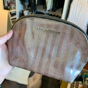 Victorias secret necessär  - Säljer denna superfina necessär från victoria’s secret💓