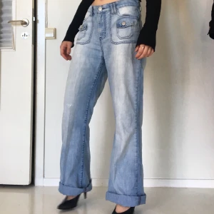 ljusa jeans! - snyggaste jeansen i stan med coola sömmar. Har vanligtvis 36-38 i storlek & dessa passar både med & utan skärp beroende på hur man vill att de ska sitta