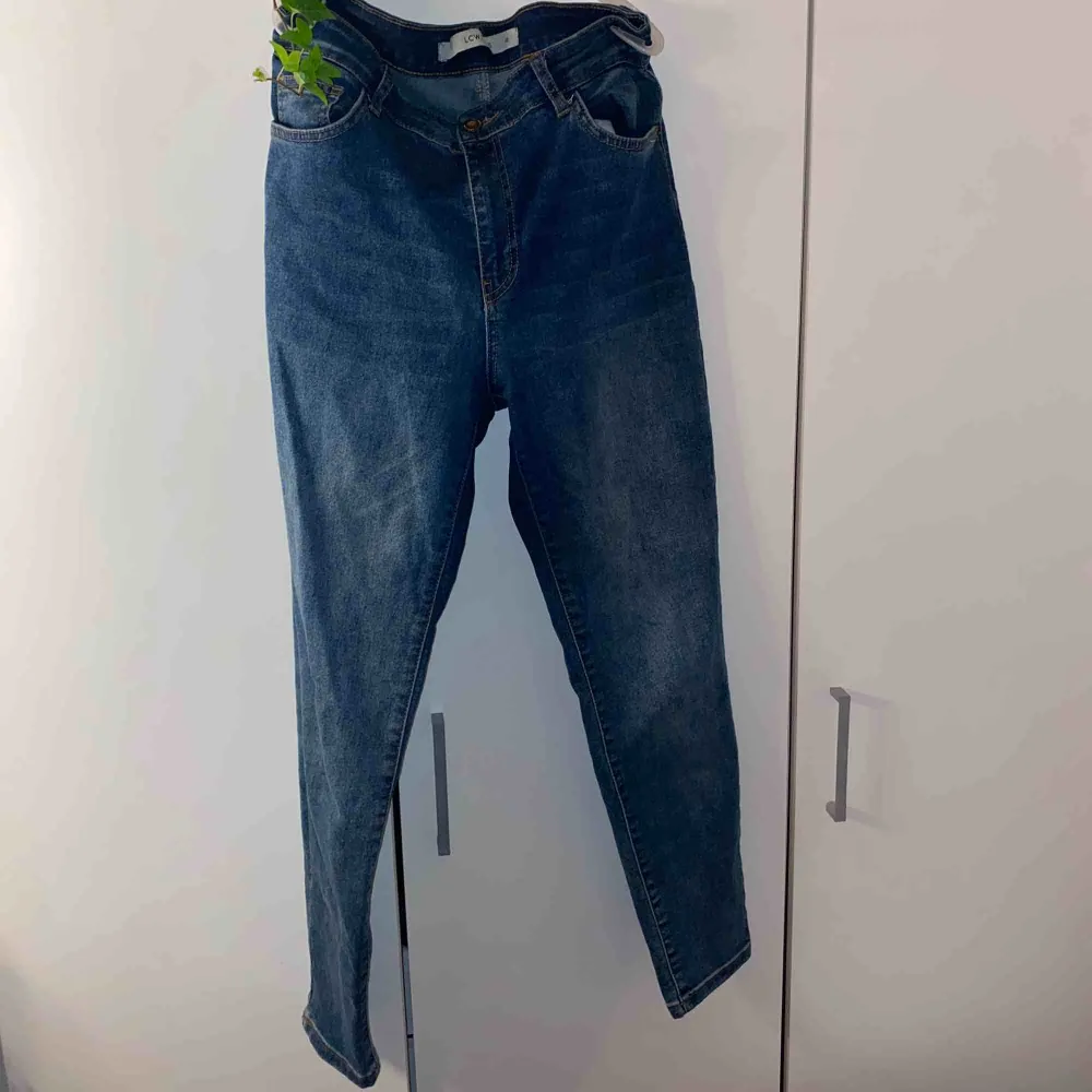Dem första jeansen(boyfriendjeans) för 150kr storlek 38, dem två sista är för 100kr styck båda storlek 40. Jätte fina och alla formar jätte fint. köparen står för frakten✨. Farkut & Housut.
