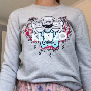 Kenzo tröja💕 - En grå äkta kenzo tröja i bra skick💙 säljer för 450+ frakt