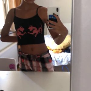 Topp  - Ett jätte fint linne som är köpt på amazon. Den passar  xs-m. Säljs då den är jätte stor på mig. Köparen står för frakten.💕